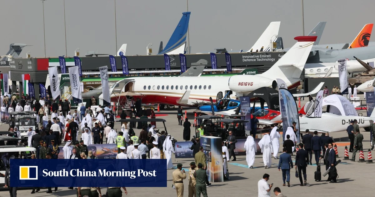 中国在迪拜航展展示最新无人机和战斗机