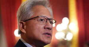 黄仁勋警示中国AI实力，背后有何依据