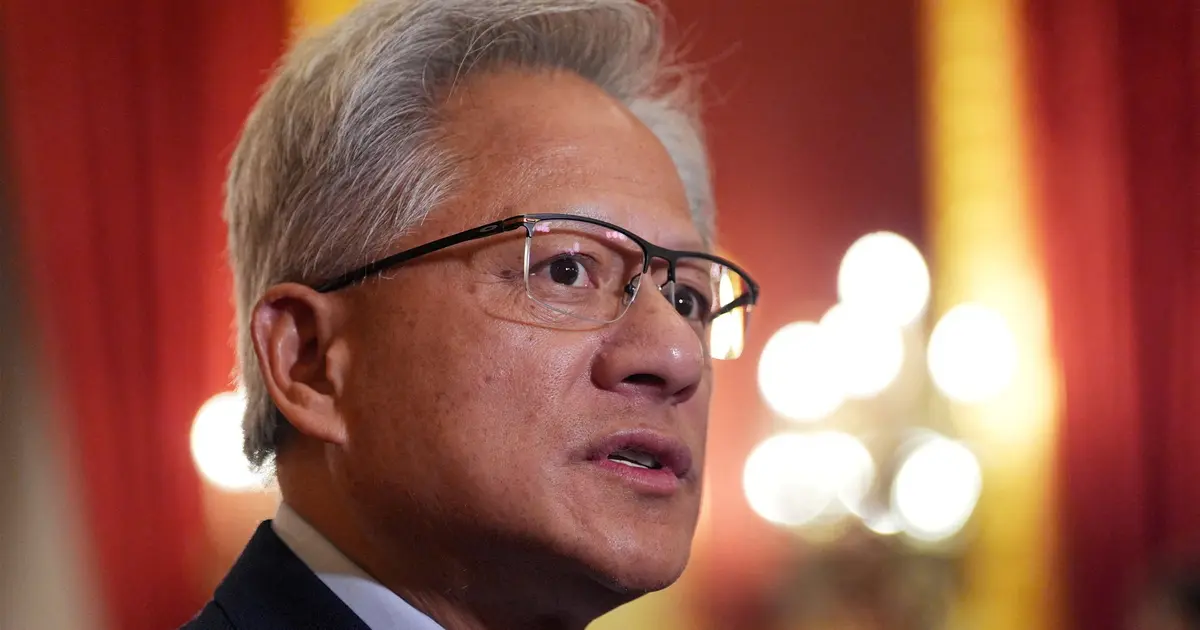 黄仁勋警示中国AI实力，背后有何依据