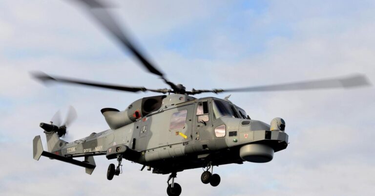 10架军用直升机编队飞越白金汉郡