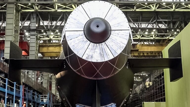 俄罗斯新核潜艇“哈巴罗夫斯克”号下水仪式举行