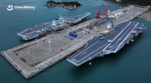 福建舰夜泊军港，首艘电磁弹射航母入列