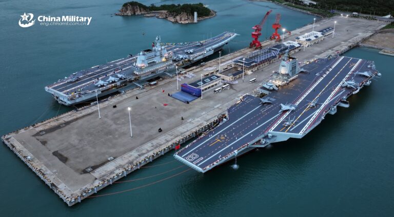 福建舰夜泊军港，首艘电磁弹射航母入列