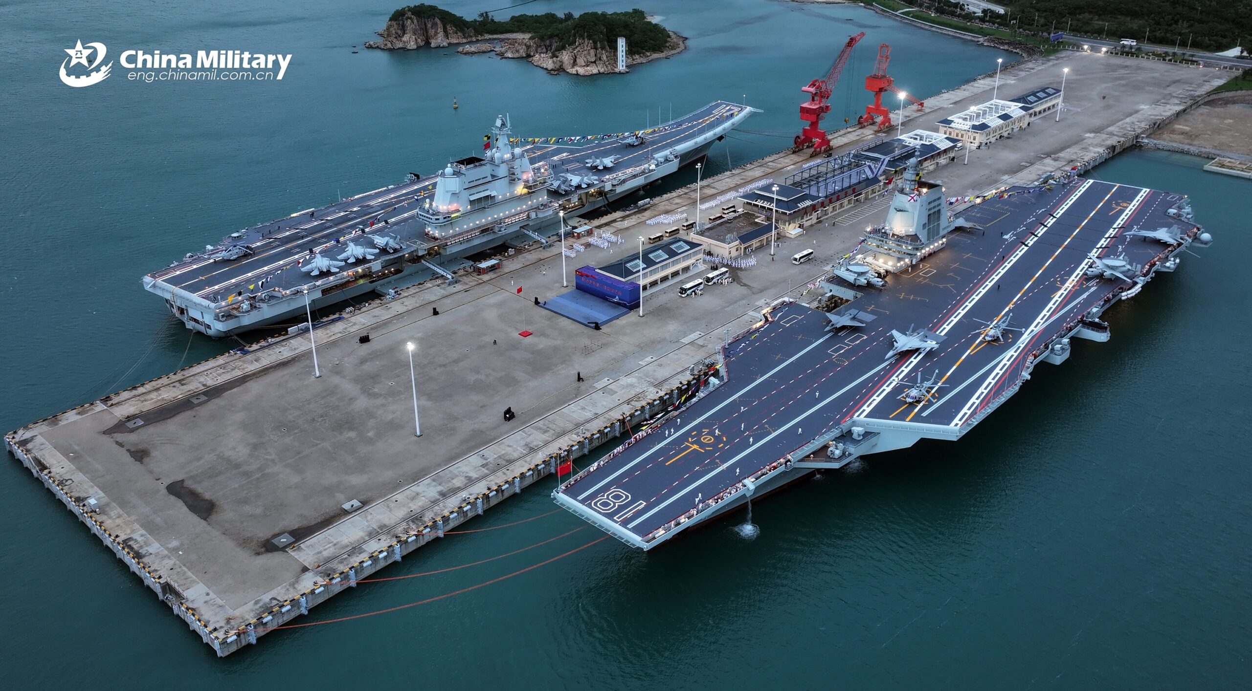 福建舰夜泊军港，首艘电磁弹射航母入列