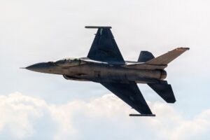 美军F-16集成电子战系统，实现干扰与雷达同步跟踪