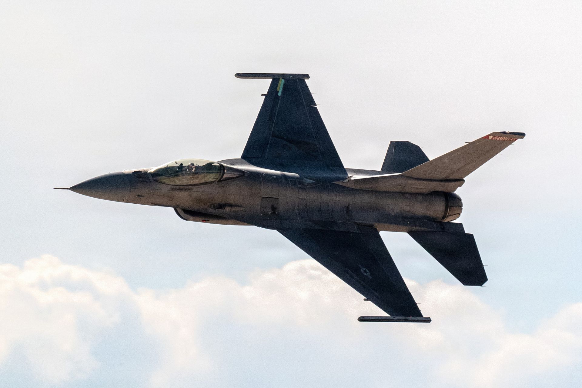 美军F-16集成电子战系统，实现干扰与雷达同步跟踪