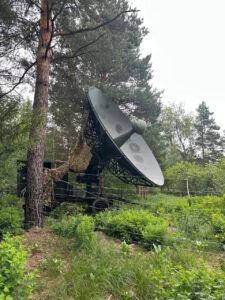 乌军新天线曝光，疑似美军多频段卫星通信系统
