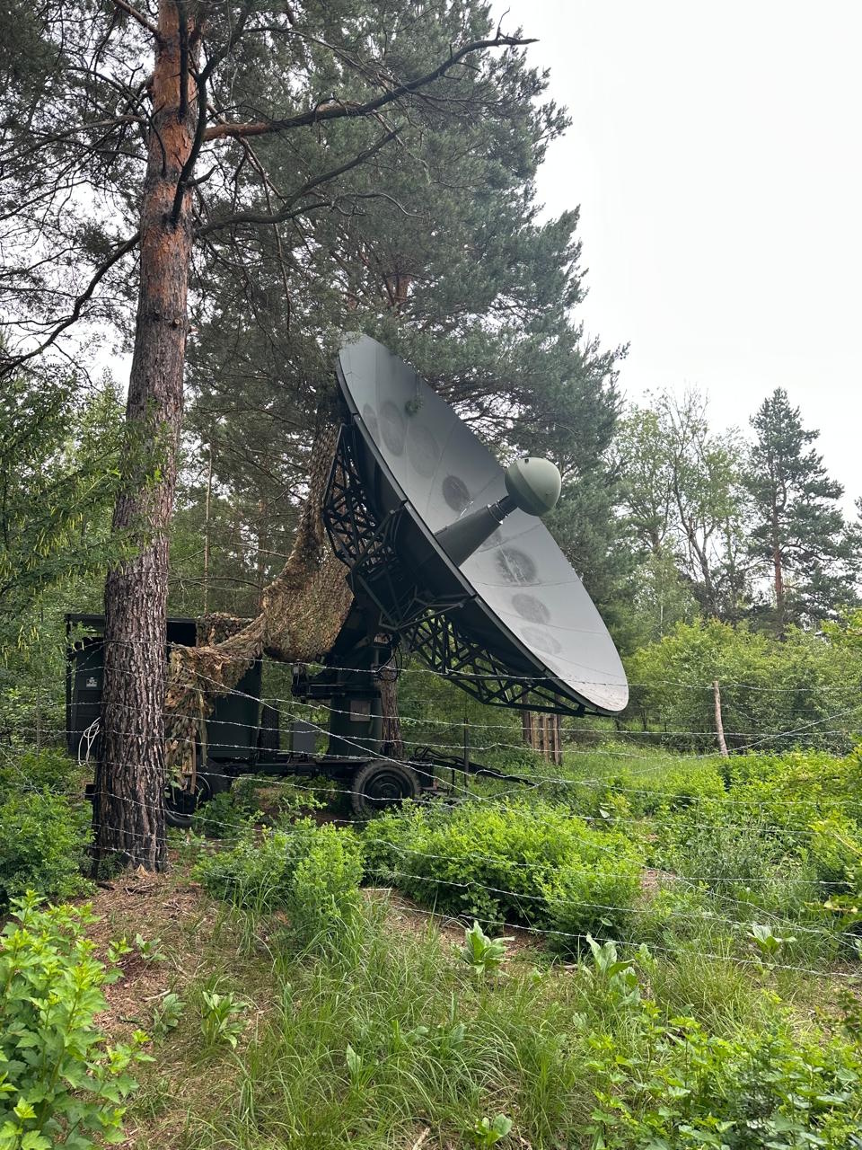 乌军新天线曝光，疑似美军多频段卫星通信系统