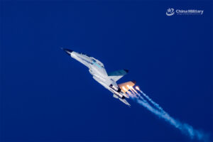 海军歼-11BS战机实战训练释放干扰弹