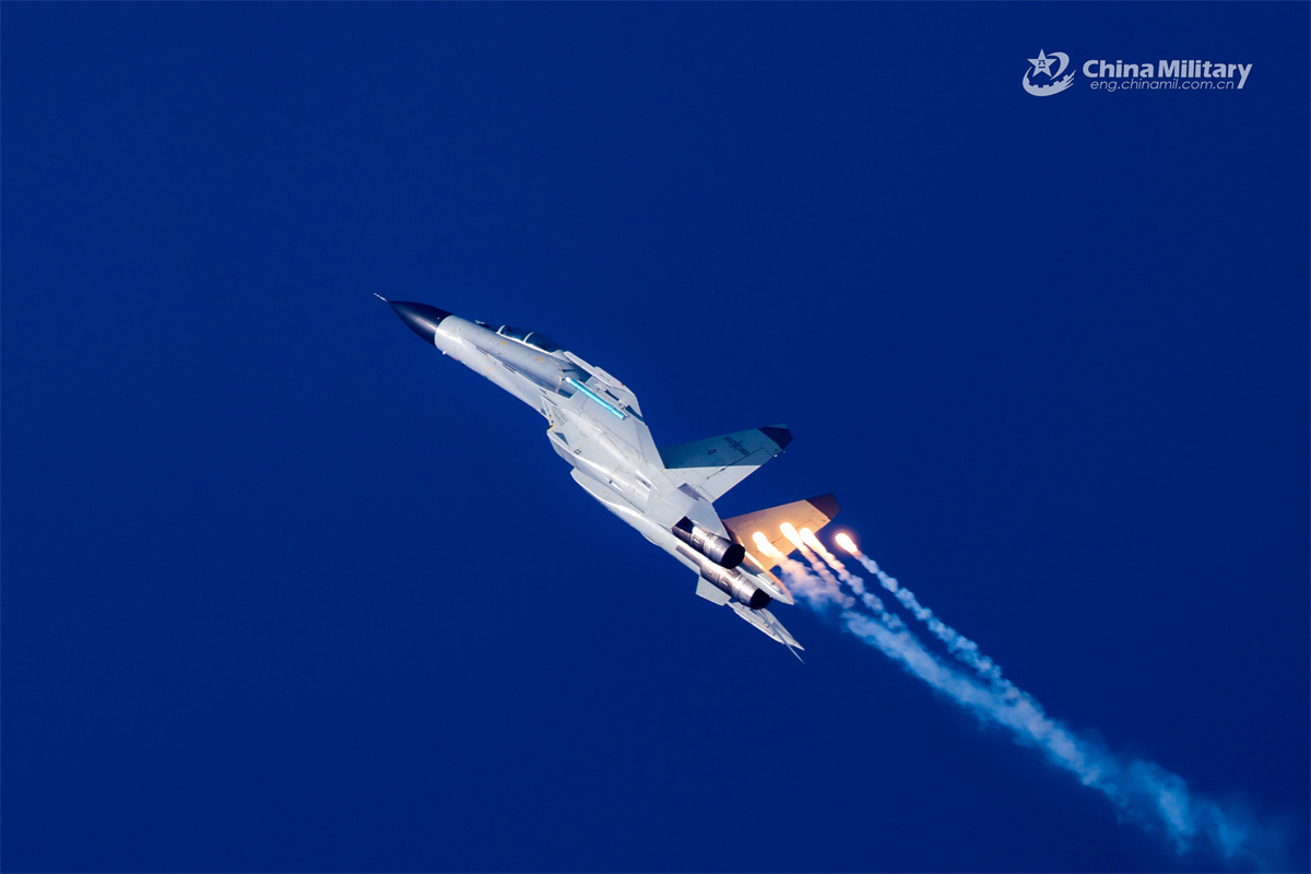 海军歼-11BS战机实战训练释放干扰弹