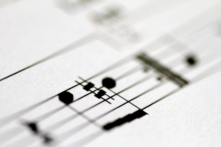 华纳音乐与AI公司Suno达成版权和解，推出艺术家补偿框架