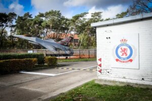 北约空军基地遭神秘无人机监视，比利时防长称无人机来自高空