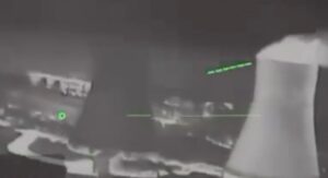 乌军无人机精准击毁俄军弹药运输机器人