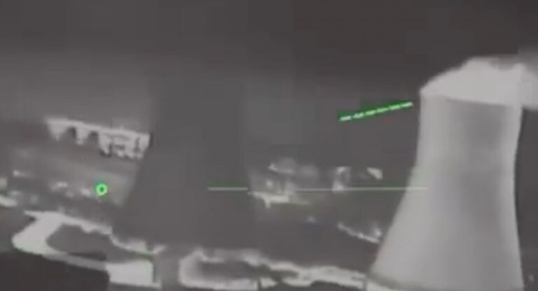 乌军无人机精准击毁俄军弹药运输机器人