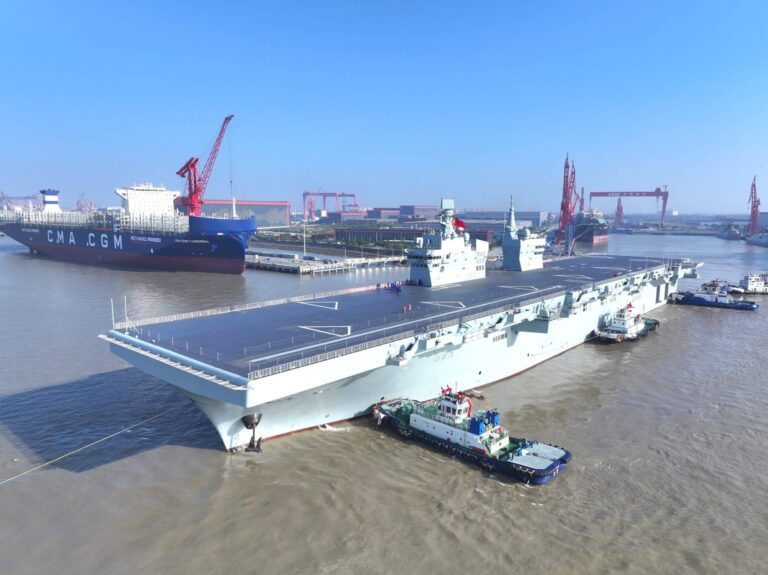 中国新型两栖攻击舰“四川”号首航试验，电磁弹射无人机亮相