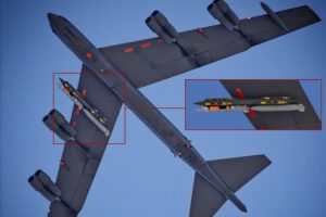 B-52携带新型核巡航导弹亮相，美俄战略博弈再升级