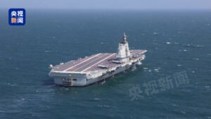 福建舰开展入列后首次海上实兵训练，两个看点值得关注