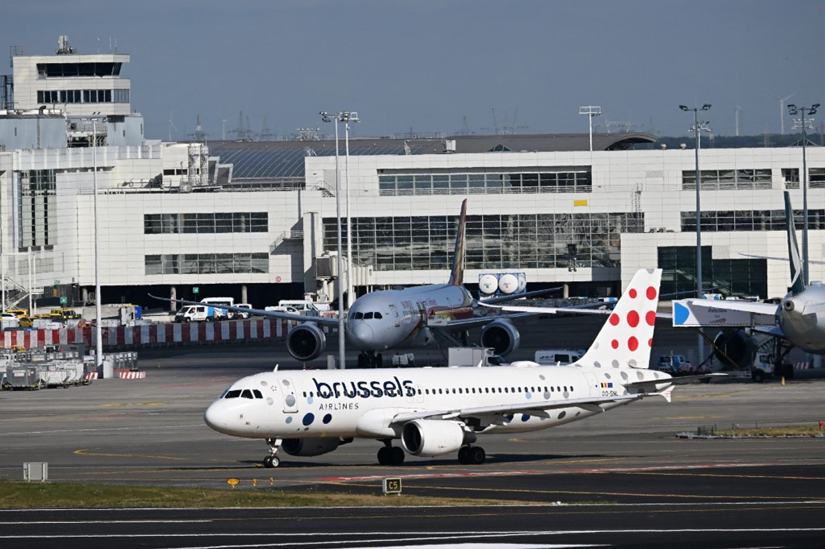 比利时调查无人机目击事件，夜航停飞引发关注