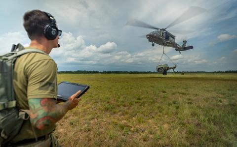 美军士兵首次用平板操控黑鹰直升机远程飞行