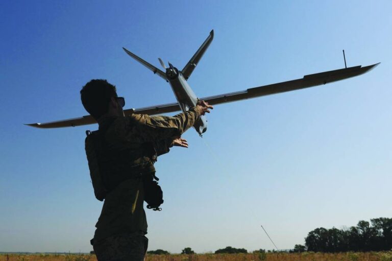 廉价技术颠覆全球秩序：无人机、手机与太阳能的崛起