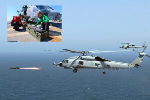 美军驱逐舰MH-60R直升机装备地狱火导弹巡逻亚丁湾