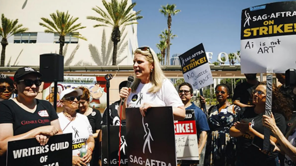 工会合同保护工人免受AI威胁，AFL-CIO主席呼吁设立严格监管