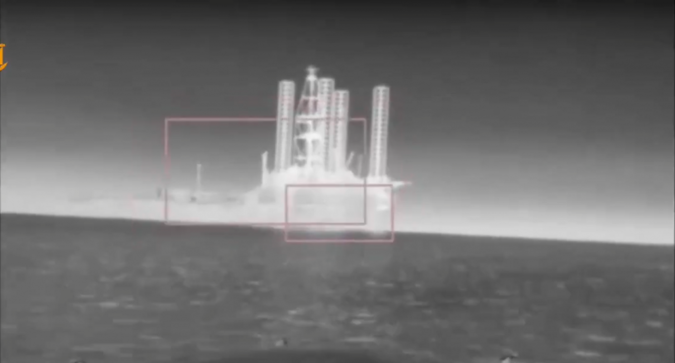 乌海军无人机夜袭塞瓦什钻井平台，AI精准锁定目标