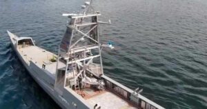 美英海军联合测试无人舰艇