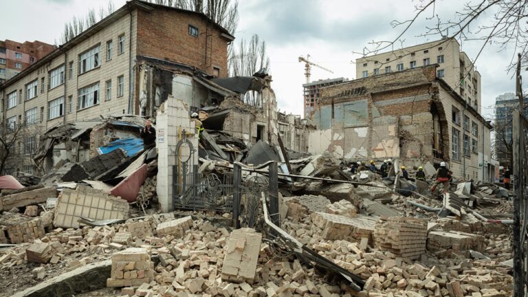 俄罗斯用锆石高超音速导弹打击乌克兰