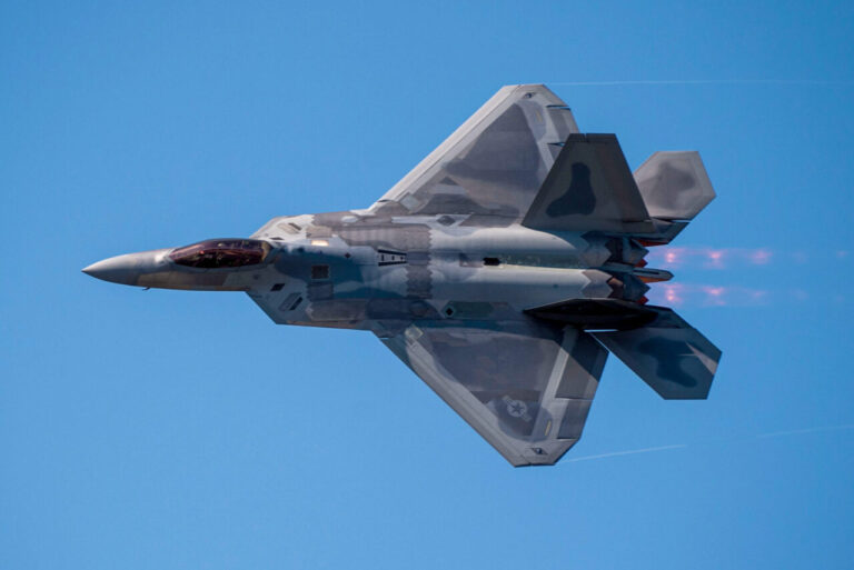 F-22首次操控无人机完成测试，开启战争新时代