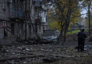 俄乌互射无人机，致1死8伤