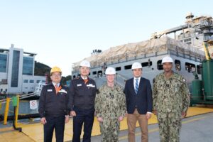 美海军作战部长访问韩华海洋造船厂