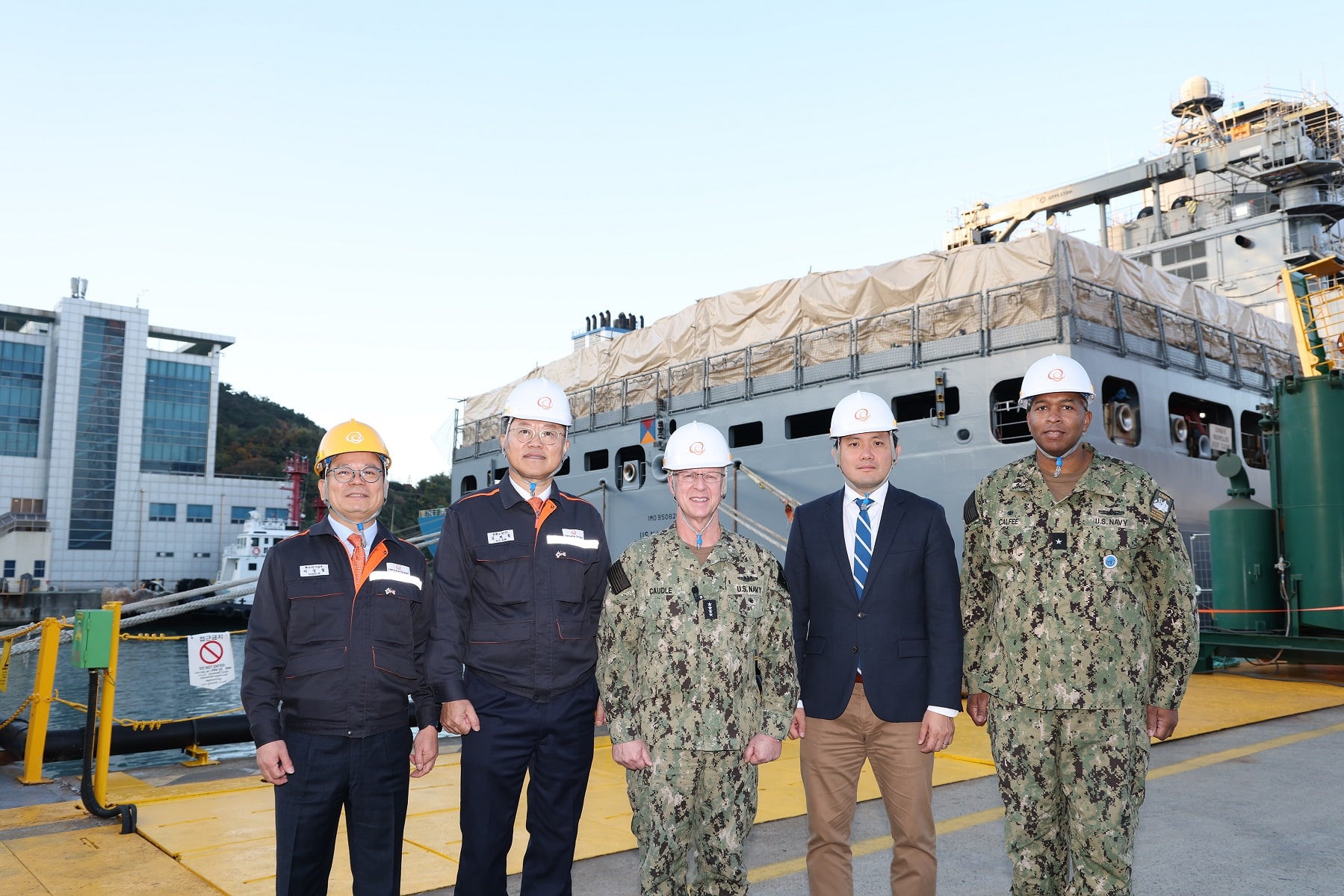 美海军作战部长访问韩华海洋造船厂