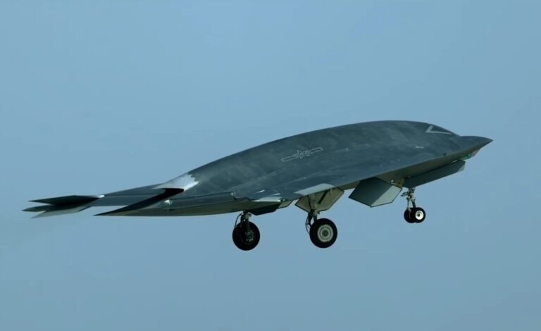 中国隐形作战无人机GJ-11投入实战训练