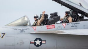 战斗机后座飞行员究竟负责什么？