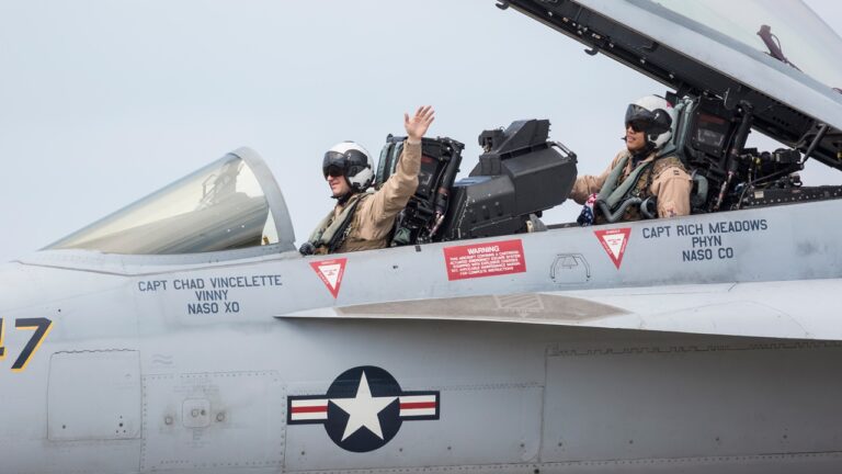 战斗机后座飞行员究竟负责什么？