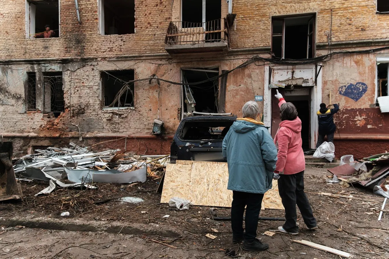 俄无人机袭击切尔尼希夫致三人受伤