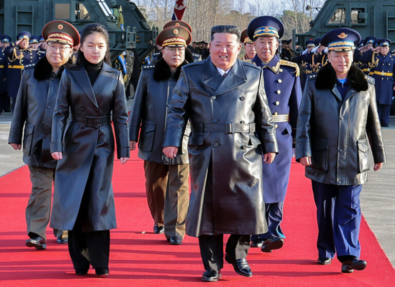 金正恩承诺为空军配备新战略资产，加速现代化进程