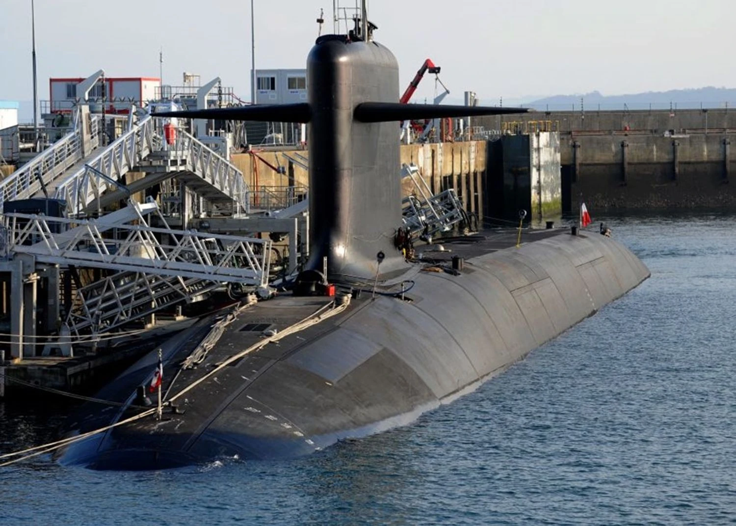 法军击落核潜艇基地上空不明无人机