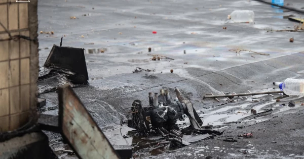 无人机袭击尼古拉耶夫，多处爆炸致车辆损毁与仓库起火