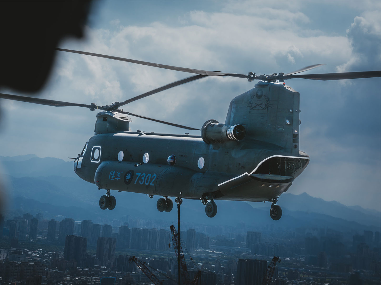 台防务部门称33架解放军军机7艘舰艇现身周边