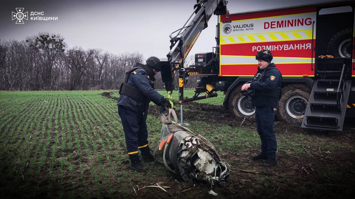 乌应急部门成功排爆Kh-101导弹残骸