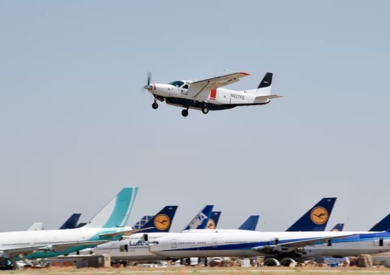 无人Cessna 208启动试飞