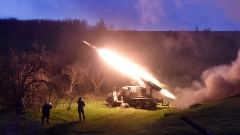 全球军火商销售额创纪录，战争需求激增但生产滞后