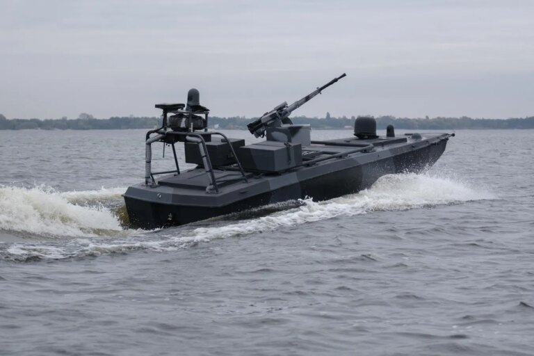 乌克兰无人机袭击俄影子舰队油轮，国际水域受创