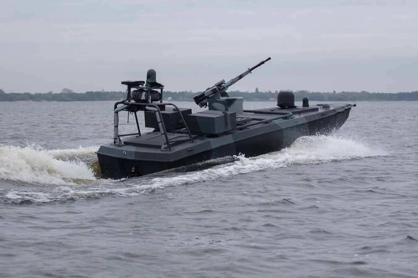 乌克兰无人机袭击俄影子舰队油轮，国际水域受创