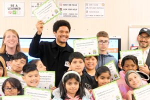 崔娃走进小学课堂，与孩子共探AI奥秘