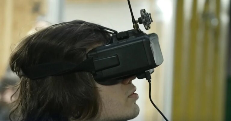 乌克兰废弃仓库内训练无人机飞行员对抗俄罗斯