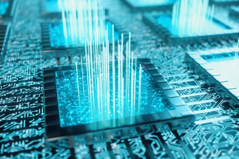 亚马逊发布Trainium3芯片，性能提升四倍且更节能