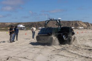 美军测试新型无人两栖登陆艇